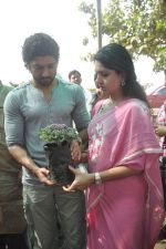 Farhan Akhtar plants a tree with Shaina NC in  Mumbai on 19th Jan 2012(66).jpg